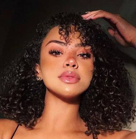 What are the criteria for choosing kinky curly wigs?