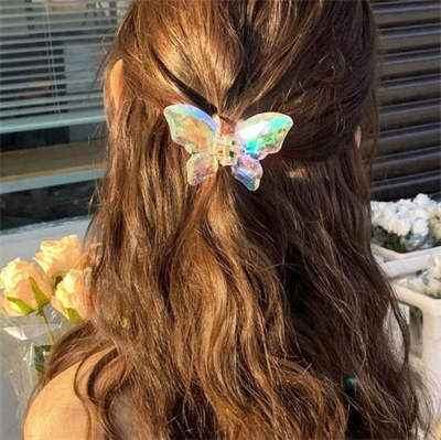 Big 90s Butterfly clip claw hairstyle