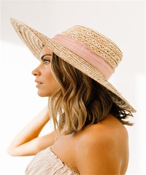llose-wave-with-straw-hat