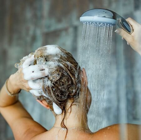 a-girl-is-washing-her-hair_2