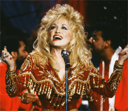 dolly-parton-wears-a-wig-at-stage